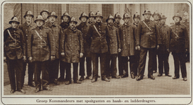 300985 Groepsportret van enkele commandanten, brandweermannen en haak- en ladderdragers van de Utrechtse brandweer.N.B. ...